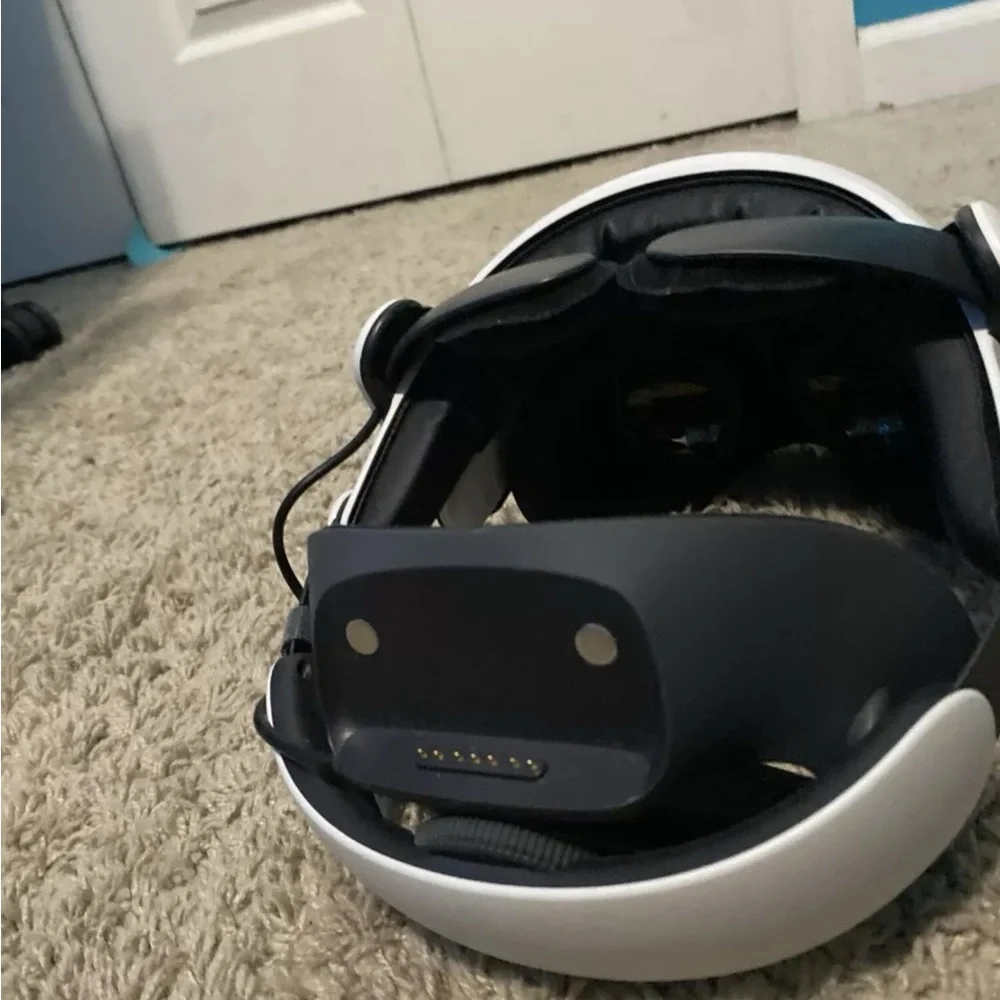 VR Headset with Adjustable Strap - White and Black 512 GB Quest 3 Nothing wrong